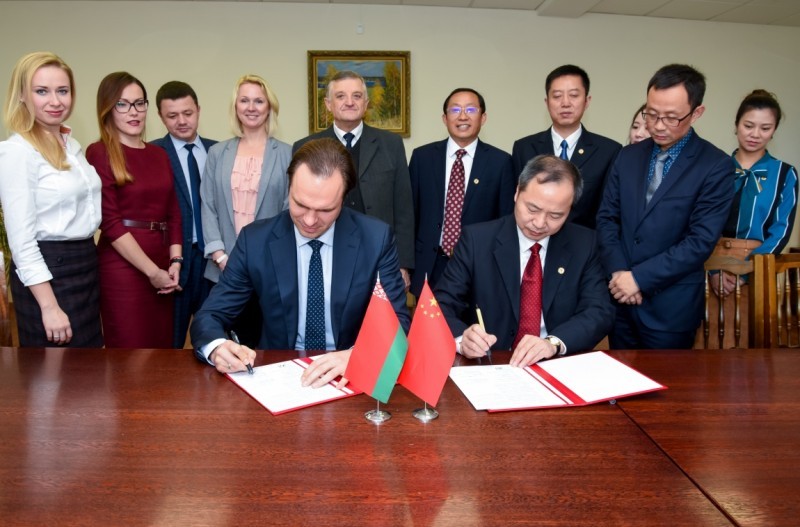 Signing the cooperation agreement between Belarusian State University of Physical Culture and Chengdu Sport University 